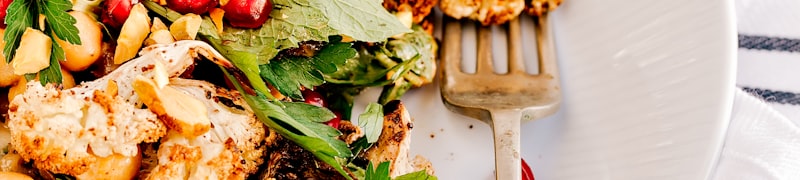 球迷社区热烈讨论场景 - 球迷们举杯庆祝球队胜利