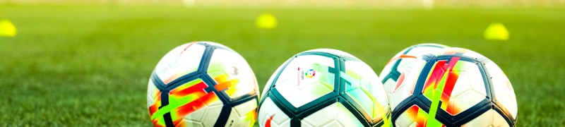 体育资讯前线报道场景 - 记者在赛场边工作